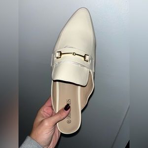 Cream colored flats! Great for work/ a nice outing or a fancy dinner.